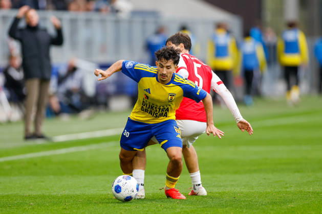 LEEUWARDEN, NETHERLANDS - OCTOBER 18: Jason Ceka of SC Cambuur, Mateo Chavez of AZ during the Eredivisie 2026 27 match between SC Cambuur and AZ Alkmaar at Kooi Stadium on October 18, 2026 in Leeuwarden, Netherlands.  Copyright: xDijksxMedia MBxMediax