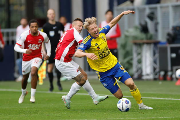 LEEUWARDEN, NETHERLANDS - OCTOBER 18: Jordi Clasie of AZ, Billy van Duijl of SC Cambuur during the Eredivisie 2026 27 match between SC Cambuur and AZ Alkmaar at Kooi Stadium on October 18, 2026 in Leeuwarden, Netherlands.  Copyright: xDijksxMedia MBxMediax