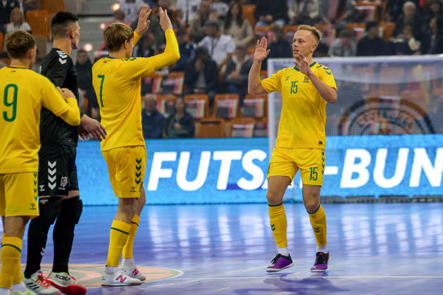 18.10.2026, xsefx, Futsal, WM-Qualifikation, Deutschland - Litauen, Westenergie Sporthalle Mülheim an der Ruhr, Saison 2026 2027: Torjubel nach dem Tor zum 1:1 durch Torschütze Paulius Osauskas (Litauen 17) zusammen mit Benas Spietinis (Litauen 07) und Justinas Zagurskas (Litauen 09) DFB regulations prohibit any use of photographs as image sequences and or quasi-video. Nordrhein-Westfalen Deutschland