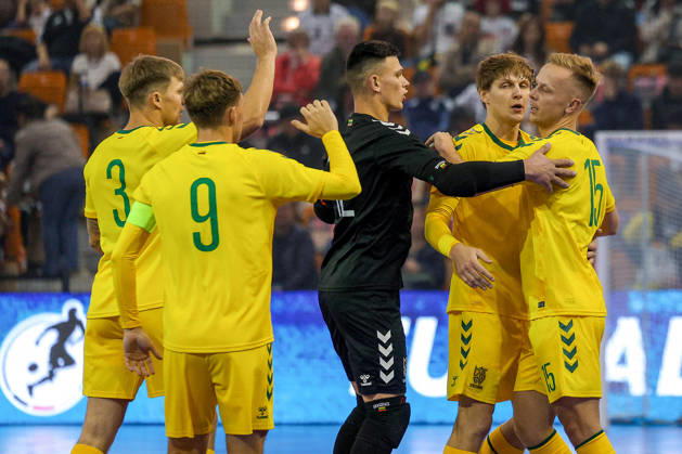 18.10.2026, xsefx, Futsal, WM-Qualifikation, Deutschland - Litauen, Westenergie Sporthalle Mülheim an der Ruhr, Saison 2026 2027: Torjubel nach dem Tor zum 1:1 durch Torschütze Paulius Osauskas (Litauen 17) zusammen mit Benas Spietinis (Litauen 07) und Justinas Zagurskas (Litauen 09) DFB regulations prohibit any use of photographs as image sequences and or quasi-video. Nordrhein-Westfalen Deutschland