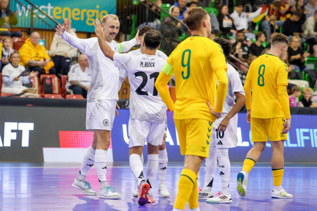 18.10.2026, xsefx, Futsal, WM-Qualifikation, Deutschland - Litauen, Westenergie Sporthalle Mülheim an der Ruhr, Saison 2026 2027: Torjubel nach dem Tor zum 2:2 durch Torschütze Christopher Wittig (Deutschland 02) zusammen mit Matias Block (Deutschland 21) DFB regulations prohibit any use of photographs as image sequences and or quasi-video. Nordrhein-Westfalen Deutschland