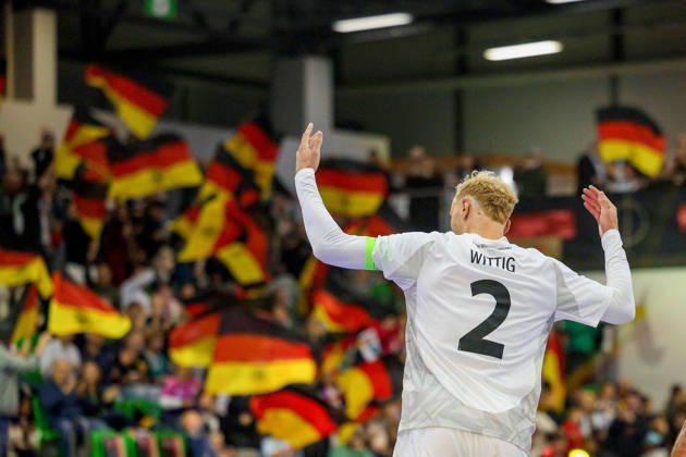 18.10.2026, xsefx, Futsal, WM-Qualifikation, Deutschland - Litauen, Westenergie Sporthalle Mülheim an der Ruhr, Saison 2026 2027: Torjubel nach dem Tor zum 3:2 durch Torschütze Christopher Wittig (Deutschland 02) - feuert die Halle an DFB regulations prohibit any use of photographs as image sequences and or quasi-video. Nordrhein-Westfalen Deutschland