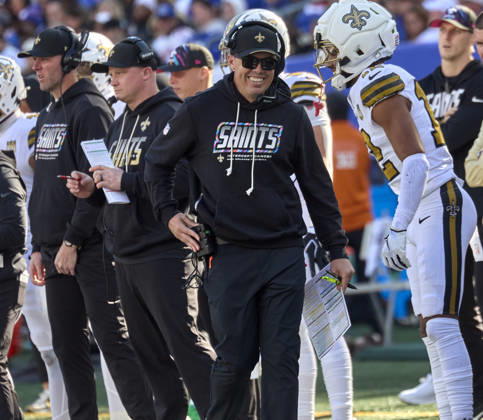 NFL, American Football Herren, USA 2026: Saints Vs Giants SEP 13 New Orleans Saints head coach Kellen Moore is all smiles during a NFL game against the New York Giants at MetLife Stadium in East Rutherford, New Jersey. Duncan Williams CSM (Credit Image: Duncan Williams Cal Media) East Rutherford New Jersey United States EDITORIAL USE ONLY Copyright: xx ZUMA-20261018_zma_c04_151.jpg DuncanxWilliamsx csmphotothree535857