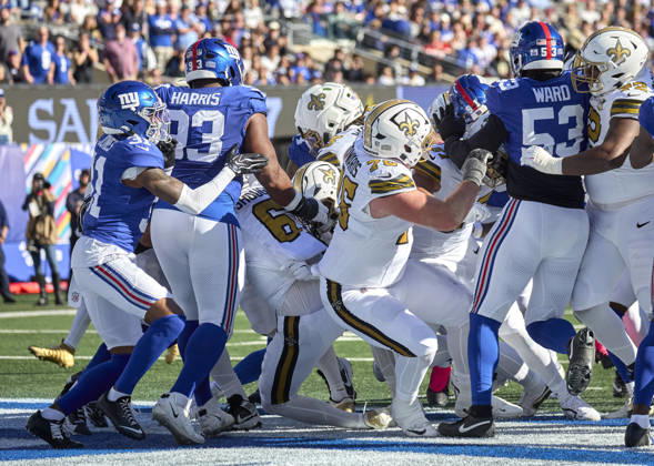 NFL, American Football Herren, USA 2026: Saints Vs Giants SEP 13 New Orleans Saints quarterback Tyler Shough (6) scores a touchdown against the New York Giants during a NFL game at MetLife Stadium in East Rutherford, New Jersey. Duncan Williams CSM (Credit Image: Duncan Williams Cal Media) East Rutherford New Jersey United States EDITORIAL USE ONLY Copyright: xx ZUMA-20261018_zma_c04_149.jpg DuncanxWilliamsx csmphotothree535859