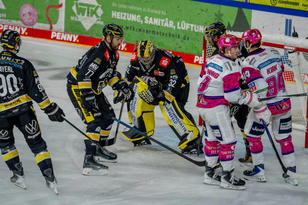 18.10.2026, xkkux, Eishockey, DEL, Krefeld Pinguine - Eisbären Berlin, Saison 2026 27, YAYLA-Arena Krefeld: Goalie Juha Jatkola (Krefeld Pinguine 32) verteidigt gegen Ty Ronning (Eisbären Berlin 09) Liam Kirk (Eisbären Berlin 94) Nordrhein-Westfahlen Deutschland
