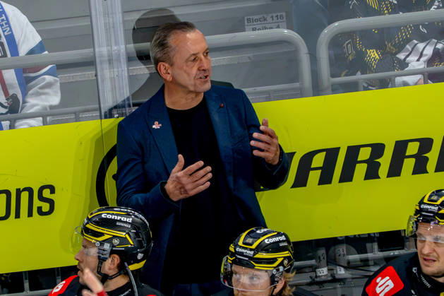 18.10.2026, xkkux, Eishockey, DEL, Krefeld Pinguine - Eisbären Berlin, Saison 2026 27, YAYLA-Arena Krefeld: Cheftrainer Thomas Popiesch (Krefeld Pinguine hc) Nordrhein-Westfahlen Deutschland