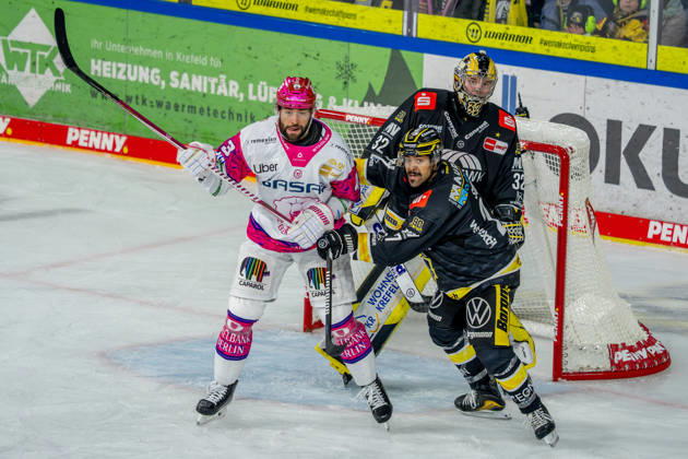 18.10.2026, xkkux, Eishockey, DEL, Krefeld Pinguine - Eisbären Berlin, Saison 2026 27, YAYLA-Arena Krefeld: Andreas Eder (Eisbären Berlin 43) im Zweikampf gegen C.J. Suess (Krefeld Pinguine 27) vor dem Tor von Goalie Juha Jatkola (Krefeld Pinguine 32) Nordrhein-Westfahlen Deutschland