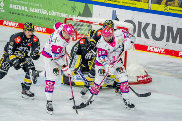 18.10.2026, xkkux, Eishockey, DEL, Krefeld Pinguine - Eisbären Berlin, Saison 2026 27, YAYLA-Arena Krefeld: Andreas Eder (Eisbären Berlin 43) und Kai Wissmann (Eisbären Berlin 06) vor dem Tor von Goalie Juha Jatkola (Krefeld Pinguine 32) neben Tim Schütz (Krefeld Pinguine 38) Nordrhein-Westfahlen Deutschland