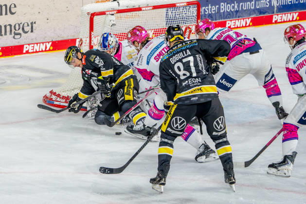 18.10.2026, xkkux, Eishockey, DEL, Krefeld Pinguine - Eisbären Berlin, Saison 2026 27, YAYLA-Arena Krefeld: Adam Smith (Eisbären Berlin 04) Brandon Davidson (Eisbären Berlin 44) Markus Vikingstad (Eisbären Berlin 37) verteidigen mit Goalie Jonas Neffin (Eisbären Berlin 75) das Tor gegen Philip Gogulla (Krefeld Pinguine 87) Adam Payerl (Krefeld Pinguine 90) Nordrhein-Westfahlen Deutschland