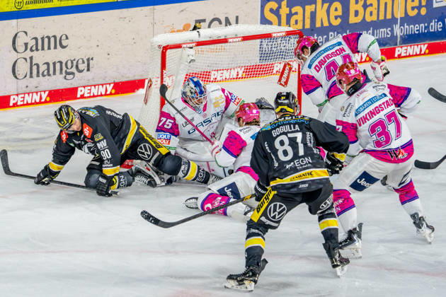 18.10.2026, xkkux, Eishockey, DEL, Krefeld Pinguine - Eisbären Berlin, Saison 2026 27, YAYLA-Arena Krefeld: Adam Smith (Eisbären Berlin 04) Brandon Davidson (Eisbären Berlin 44) Markus Vikingstad (Eisbären Berlin 37) verteidigen mit Goalie Jonas Neffin (Eisbären Berlin 75) das Tor gegen Philip Gogulla (Krefeld Pinguine 87) Adam Payerl (Krefeld Pinguine 90) Nordrhein-Westfahlen Deutschland
