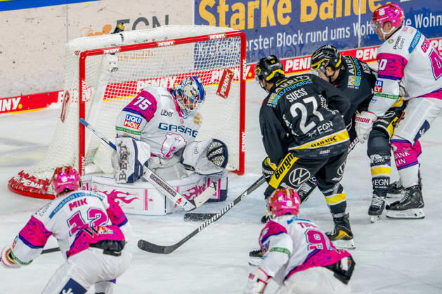18.10.2026, xkkux, Eishockey, DEL, Krefeld Pinguine - Eisbären Berlin, Saison 2026 27, YAYLA-Arena Krefeld: C.J. Suess (Krefeld Pinguine 27) neben Erik Buschmann (Krefeld Pinguine 15) im Zweikampf gegen Goalie Jonas Neffin (Eisbären Berlin 75) Nordrhein-Westfahlen Deutschland