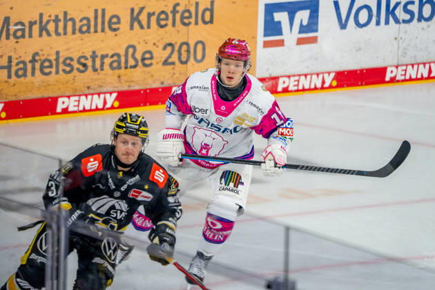 18.10.2026, xkkux, Eishockey, DEL, Krefeld Pinguine - Eisbären Berlin, Saison 2026 27, YAYLA-Arena Krefeld: Jonas Müller (Eisbären Berlin 18) Nordrhein-Westfahlen Deutschland