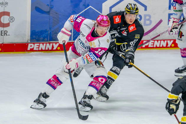 18.10.2026, xkkux, Eishockey, DEL, Krefeld Pinguine - Eisbären Berlin, Saison 2026 27, YAYLA-Arena Krefeld: Jonas Müller (Eisbären Berlin 18) im Zweikampf gegen Philip Gogulla (Krefeld Pinguine 87) Nordrhein-Westfahlen Deutschland