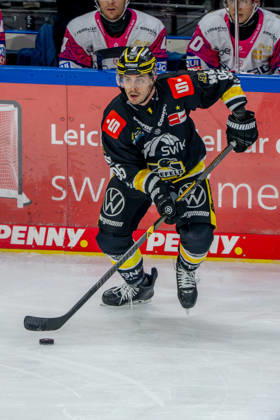 18.10.2026, xkkux, Eishockey, DEL, Krefeld Pinguine - Eisbären Berlin, Saison 2026 27, YAYLA-Arena Krefeld: Mathew Santos (Krefeld Pinguine 95) Nordrhein-Westfahlen Deutschland