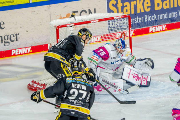 18.10.2026, xkkux, Eishockey, DEL, Krefeld Pinguine - Eisbären Berlin, Saison 2026 27, YAYLA-Arena Krefeld: Goalie Jonas Neffin (Eisbären Berlin 75) verteidigt gegen Philip Gogulla (Krefeld Pinguine 87) Nordrhein-Westfahlen Deutschland