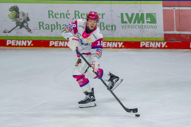 18.10.2026, xkkux, Eishockey, DEL, Krefeld Pinguine - Eisbären Berlin, Saison 2026 27, YAYLA-Arena Krefeld: Jonas Müller (Eisbären Berlin 18) Nordrhein-Westfahlen Deutschland