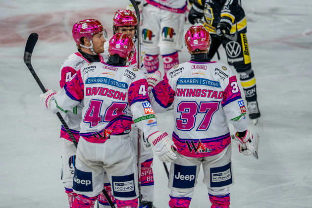 18.10.2026, xkkux, Eishockey, DEL, Krefeld Pinguine - Eisbären Berlin, Saison 2026 27, YAYLA-Arena Krefeld: Torjubel nach dem Tor durch Torschütze Markus Vikingstad (Eisbären Berlin 37) Nordrhein-Westfahlen Deutschland