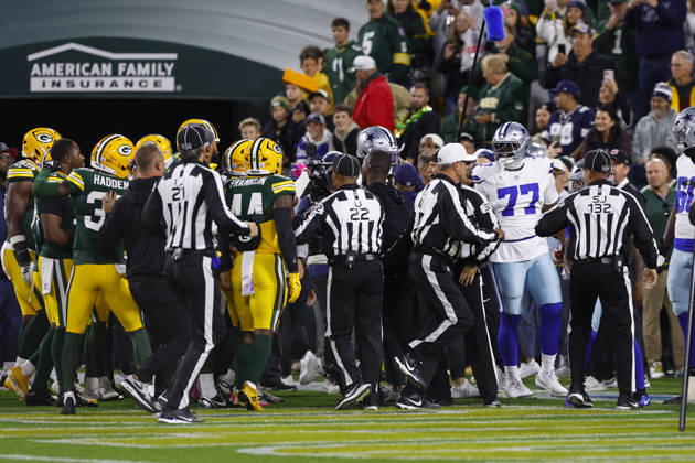 GREEN BAY, WI - OCTOBER 18: A fight breaks out between the teams prior to a game between the Green Bay Packers and the Dallas Cowboys on October 18, 2026 at Lambeau Field in Green Bay, WI. (Photo by Larry Radloff Icon Sportswire) NFL, American Football Herren, USA OCT 18 Cowboys at Packers EDITORIAL USE ONLY Icon2610180285