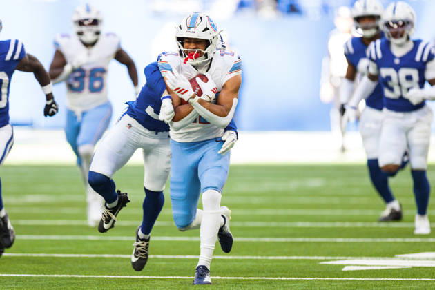 Oct 18, 2026; Indianapolis, IN, USA; Tennessee Titans wide receiver Chimere Dike (17) returns kickoff for yardage during NFL, American Football Herren, USA game action against the Indianapolis Colts at Lucas Oil Stadium. Mandatory Credit: -Cal Media Indianapolis USA - ZUMAc04_ 20261018_zma_c04_012 Copyright: xJohnxMersitsx