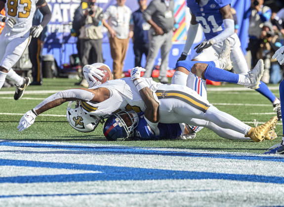 October 18, 2026, East Rutherford, New Jersey, USA: New York Giants safety JEVON HOLLAND (8) tackles New Orleans Saints running back KENDRE MILLER (5) at the goal line during a NFL, American Football Herren, USA game at MetLife Stadium in East Rutherford. NFL 2026: Saints 34:27 Giants  - ZUMAc04_ 20261018_zma_c04_144 Copyright: xDuncanxWilliamsx