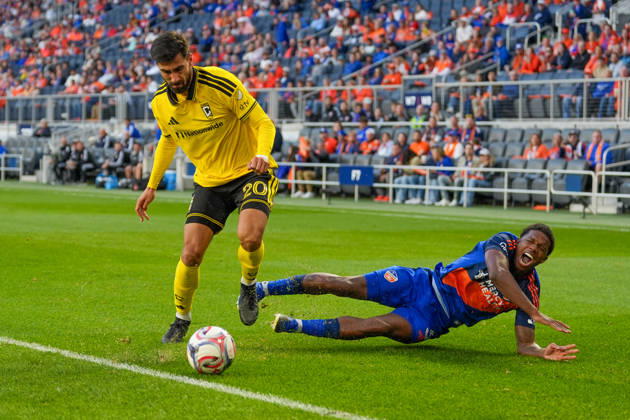 October 18, 2026, Cincinnati, Ohio, USA: Columbus Crew midfielder Andro Gomes (20) wins the ball over FC Cincinnati defender Tyrell Malacia (3) after a clean shoulder challenge during an MLS, Fussball Herren, USA game at TQL Stadium Soccer 2026: FC Cincinnati Vs Columbus Crew  - ZUMAt168 20261018_zsp_t168_026 Copyright: xTrentxPattersonx