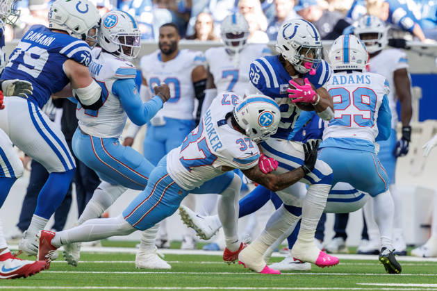 October 18, 2026, Indianapolis, Indiana, U.S: Indianapolis Colts running back Jonathan Taylor (28) is tackled by Tennessee Titans safety Amani Hooker (37) on a run during the game between the Tennessee Titans and the Indianapolis Colts at Lucas Oil Stadium, Indianapolis, Indiana. NFL, American Football Herren, USA 2026 Titans 26-20 Colts  - ZUMAs304 20261018_zaf_s304_059 Copyright: xScottxStuartx