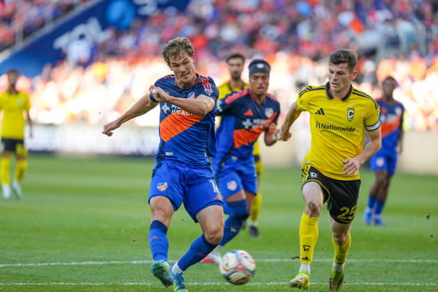 October 18, 2026, Cincinnati, Ohio, USA: FC Cincinnati forward Tom Barlow (16) takes a shot on goal defended by Columbus Crew midfielder Sean Zawadzki (25) during an MLS, Fussball Herren, USA game at TQL Stadium Cincinnati USA - ZUMAt168 20261018_zsp_t168_009 Copyright: xTrentxPattersonx