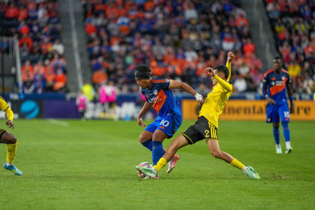 October 18, 2026, Cincinnati, Ohio, USA: Columbus Crew defender Andro s Herrera (2) lunges to try and win the ball against FC Cincinnati midfielder Evander da Silva Ferreira (10) during an MLS, Fussball Herren, USA game at TQL Stadium Cincinnati USA - ZUMAt168 20261018_zsp_t168_017 Copyright: xTrentxPattersonx