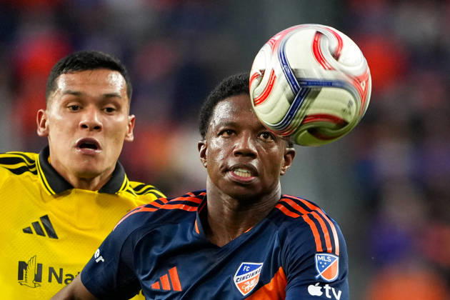 October 18, 2026, Cincinnati, Ohio, USA: FC Cincinnati defender Tyrell Malacia (3) keeping his eye on the ball as he runs towards goal with Columbus Crew defender Andro s Herrera (2) on his back during an MLS, Fussball Herren, USA game at TQL Stadium Cincinnati USA - ZUMAt168 20261018_zsp_t168_019 Copyright: xTrentxPattersonx