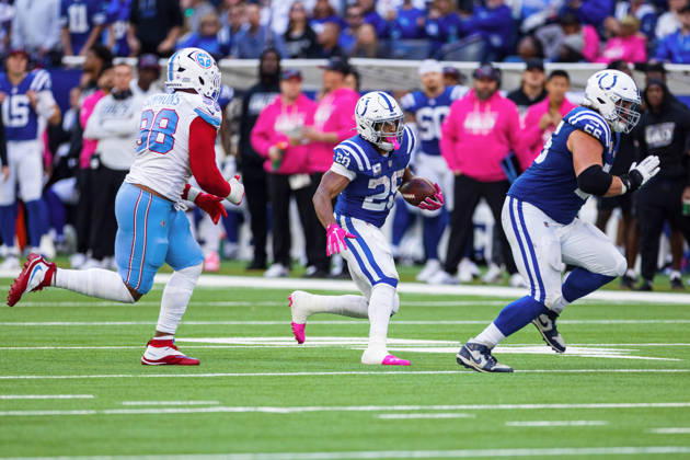 NFL, American Football Herren, USA 2026: Titans Vs Colts OCT 18 Oct 18, 2026; Indianapolis, IN, USA; Indianapolis Colts running back Jonathan Taylor (28) runs with the ball as Tennessee Titans defensive lineman Jeffery Simmons (98) pursues during NFL game action at Lucas Oil Stadium. Mandatory Credit: John Mersits-Cal Media (Credit Image: Â John Mersits Cal Sport Media) Indianapolis In USA EDITORIAL USE ONLY Copyright: xx ZUMA-20261018_zma_c04_290.jpg JohnxMersitsx csmphotothree535968