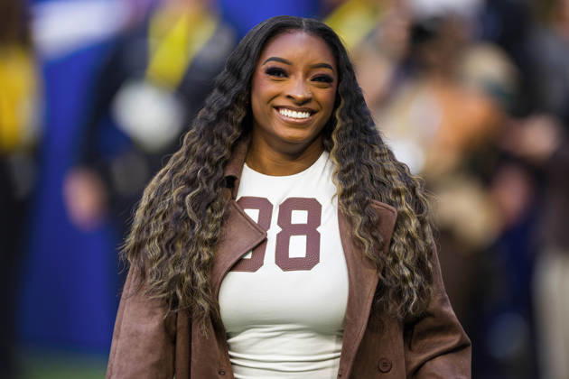 NFL, American Football Herren, USA 2026: Titans Vs Colts OCT 18 Oct 18, 2026; Indianapolis, IN, USA; Simone Biles stands on the sideline during pregame of NFL game action between the Indianapolis Colts and the Tennessee Titans at Lucas Oil Stadium. Mandatory Credit: John Mersits-Cal Media (Credit Image: Â John Mersits Cal Sport Media) Indianapolis In USA EDITORIAL USE ONLY Copyright: xx ZUMA-20261018_zma_c04_287.jpg JohnxMersitsx csmphotothree535971