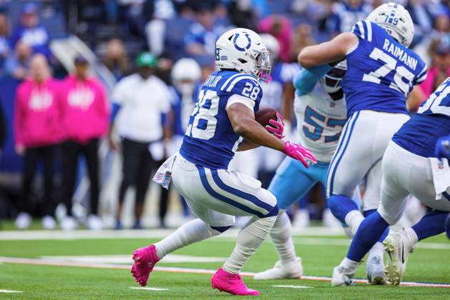 NFL, American Football Herren, USA 2026: Titans Vs Colts OCT 18 Oct 18, 2026; Indianapolis, IN, USA; Indianapolis Colts running back Jonathan Taylor (28) runs with the ball during NFL game action against the Tennessee Titans at Lucas Oil Stadium. Mandatory Credit: John Mersits-Cal Media (Credit Image: Â John Mersits Cal Sport Media) Indianapolis In USA EDITORIAL USE ONLY Copyright: xx ZUMA-20261018_zma_c04_258.jpg JohnxMersitsx csmphotothree536000