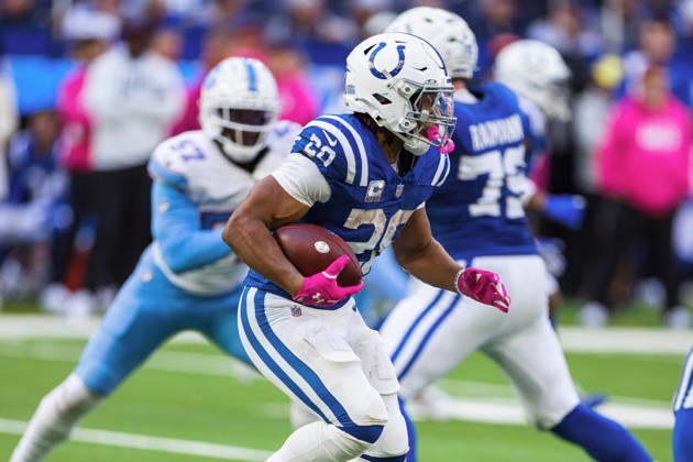 NFL, American Football Herren, USA 2026: Titans Vs Colts OCT 18 Oct 18, 2026; Indianapolis, IN, USA; Indianapolis Colts running back Jonathan Taylor (28) runs with the ball during NFL game action against the Tennessee Titans at Lucas Oil Stadium. Mandatory Credit: John Mersits-Cal Media (Credit Image: Â John Mersits Cal Sport Media) Indianapolis In USA EDITORIAL USE ONLY Copyright: xx ZUMA-20261018_zma_c04_322.jpg JohnxMersitsx csmphotothree536026