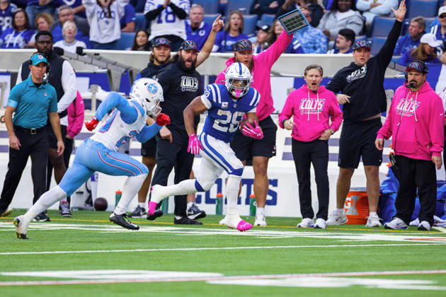 NFL, American Football Herren, USA 2026: Titans Vs Colts OCT 18 Oct 18, 2026; Indianapolis, IN, USA; Indianapolis Colts running back Jonathan Taylor (28) runs with the ball as Tennessee Titans safety Tony Adams (29) pursues during NFL game action at Lucas Oil Stadium. Mandatory Credit: John Mersits-Cal Media (Credit Image: Â John Mersits Cal Sport Media) Indianapolis In USA EDITORIAL USE ONLY Copyright: xx ZUMA-20261018_zma_c04_313.jpg JohnxMersitsx csmphotothree536035
