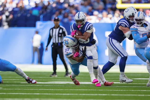 NFL, American Football Herren, USA 2026: Titans Vs Colts OCT 18 Oct 18, 2026; Indianapolis, IN, USA; Indianapolis Colts running back Jonathan Taylor (28) runs with the ball as Tennessee Titans safety Amani Hooker (37) attempts to make the tackle during NFL game action at Lucas Oil Stadium. Mandatory Credit: John Mersits-Cal Media (Credit Image: Â John Mersits Cal Sport Media) Indianapolis In USA EDITORIAL USE ONLY Copyright: xx ZUMA-20261018_zma_c04_308.jpg JohnxMersitsx csmphotothree536040