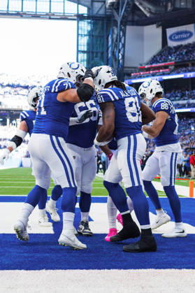 NFL, American Football Herren, USA 2026: Titans Vs Colts OCT 18 Oct 18, 2026; Indianapolis, IN, USA; Indianapolis Colts tight end Mo Alie-Cox (81) celebrates a touchdown with his teammates during NFL game action against the Tennessee Titans at Lucas Oil Stadium. Mandatory Credit: John Mersits-Cal Media (Credit Image: Â John Mersits Cal Sport Media) Indianapolis In USA EDITORIAL USE ONLY Copyright: xx ZUMA-20261018_zma_c04_304.jpg JohnxMersitsx csmphotothree536044