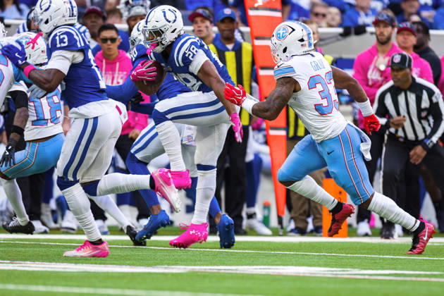 NFL, American Football Herren, USA 2026: Titans Vs Colts OCT 18 Oct 18, 2026; Indianapolis, IN, USA; Indianapolis Colts running back Jonathan Taylor (28) runs with the ball as Tennessee Titans linebacker Cedric Gray (33) pursues during NFL game action at Lucas Oil Stadium. Mandatory Credit: John Mersits-Cal Media (Credit Image: Â John Mersits Cal Sport Media) Indianapolis In USA EDITORIAL USE ONLY Copyright: xx ZUMA-20261018_zma_c04_298.jpg JohnxMersitsx csmphotothree536050