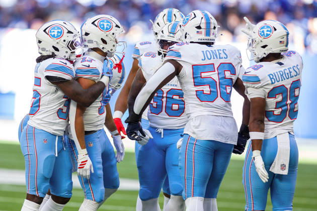 Oct 18, 2026; Indianapolis, IN, USA; Tennessee Titans wide receiver Chimere Dike (17) celebrates with his teammates during NFL, American Football Herren, USA game action against the Indianapolis Colts at Lucas Oil Stadium. Mandatory Credit: -Cal Media Indianapolis USA - ZUMAc04_ 20261018_zma_c04_335 Copyright: xJohnxMersitsx