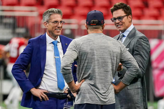 October 18, 2026, Atlanta, Georgia, USA: (L-R) Sportscaster Kevin Burkhardt, Chicago Bears quarterback Case Keenum, and broadcaster Tom Brady on the field before the game against the Atlanta Falcons at Mercedes-Benz Stadium. NFL, American Football Herren, USA Chicago Beras At Atlanta Falcons  - ZUMAw109 20261018_fap_w109_002 Copyright: xDebbyxWongx