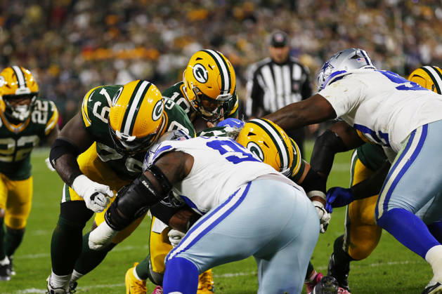GREEN BAY, WI - OCTOBER 18: Green Bay Packers quarterback Jordan Love (10) tucks in and scores a touchdown during a game between the Green Bay Packers and the Dallas Cowboys on October 18, 2026 at Lambeau Field in Green Bay, WI. (Photo by Larry Radloff Icon Sportswire) NFL, American Football Herren, USA OCT 18 Cowboys at Packers EDITORIAL USE ONLY Icon2610180642