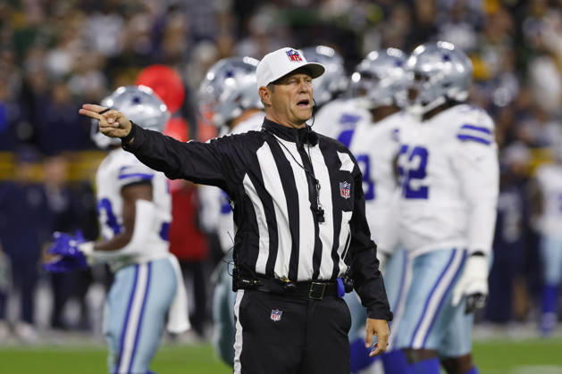 GREEN BAY, WI - OCTOBER 18: referee Craig Wrolstad (4) announces a penalty during a game between the Green Bay Packers and the Dallas Cowboys on October 18, 2026 at Lambeau Field in Green Bay, WI. (Photo by Larry Radloff Icon Sportswire) NFL, American Football Herren, USA OCT 18 Cowboys at Packers EDITORIAL USE ONLY Icon2610181863