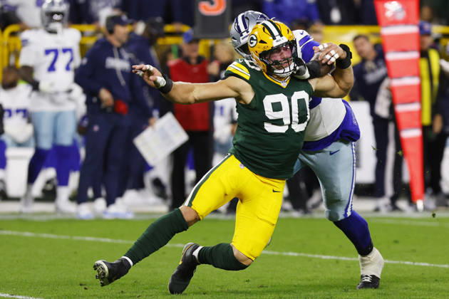 GREEN BAY, WI - OCTOBER 18: Green Bay Packers linebacker Lukas van Ness (90) tries to escape during a game between the Green Bay Packers and the Dallas Cowboys on October 18, 2026 at Lambeau Field in Green Bay, WI. (Photo by Larry Radloff Icon Sportswire) NFL, American Football Herren, USA OCT 18 Cowboys at Packers EDITORIAL USE ONLY Icon2610182039