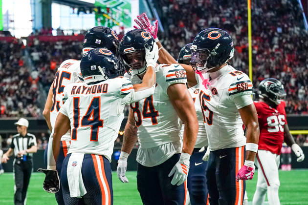 October 18, 2026, Atlanta, Georgia, USA: Chicago Bears tight end Colston Loveland (84)(C) celebrates with teammates wide receivers Kalif Raymond (14) and Rome Odunze (15) and tight end Cole Kmet (85) during the game against the Atlanta Falcons at Mercedes-Benz Stadium. NFL, American Football Herren, USA Chicago Beras At Atlanta Falcons  - ZUMAw109 20261018_fap_w109_008 Copyright: xDebbyxWongx