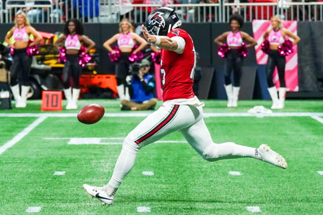October 18, 2026, Atlanta, Georgia, USA: Atlanta Falcons punter Jake Bailey (16) kicks the ball during the game against the Chicago Bears at Mercedes-Benz Stadium. Atlanta USA - ZUMAw109 20261018_fap_w109_003 Copyright: xDebbyxWongx