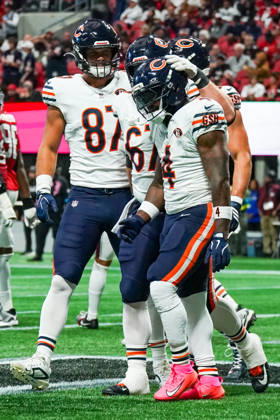 October 18, 2026, Atlanta, Georgia, USA: Chicago Bears running back D Andre Swift (4) celebrates with teammates after scoring a touchdown during the game against the Atlanta Falcons at Mercedes-Benz Stadium. NFL, American Football Herren, USA Chicago Beras At Atlanta Falcons  - ZUMAw109 20261018_fap_w109_010 Copyright: xDebbyxWongx