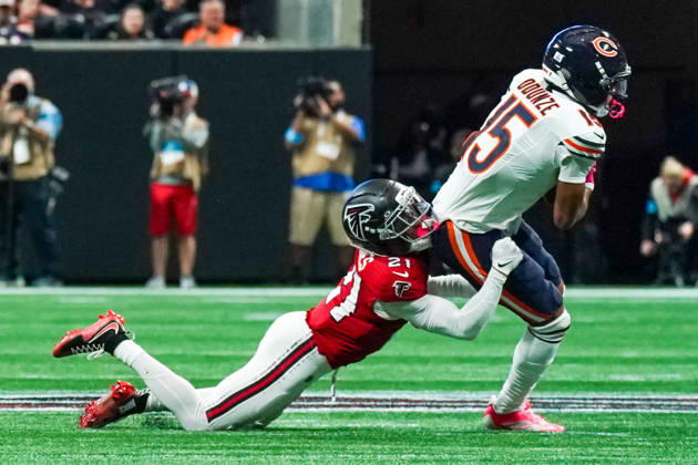 October 18, 2026, Atlanta, Georgia, USA: Atlanta Falcons cornerback Mike Hughes (21) tackles Chicago Bears wide receiver Rome Odunze (15) during the game at Mercedes-Benz Stadium. NFL, American Football Herren, USA Chicago Beras At Atlanta Falcons  - ZUMAw109 20261018_fap_w109_011 Copyright: xDebbyxWongx