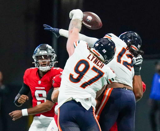October 18, 2026, Atlanta, Georgia, USA: Chicago Bears defensive linebacker James Lynch (97) and Devin Bush (12) block a pass thrown by Atlanta Falcons quarterback Michael Penix Jr (9) during the game at Mercedes-Benz Stadium. NFL, American Football Herren, USA Chicago Beras At Atlanta Falcons  - ZUMAw109 20261018_fap_w109_013 Copyright: xDebbyxWongx