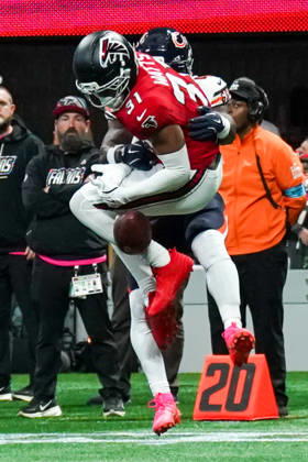 October 18, 2026, Atlanta, Georgia, USA: Atlanta Falcons safety Xavier Watts (31) attempts to intercept a pass directed at Chicago Bears running back D Andre Swift (4) during the game at Mercedes-Benz Stadium. Atlanta USA - ZUMAw109 20261018_fap_w109_009 Copyright: xDebbyxWongx