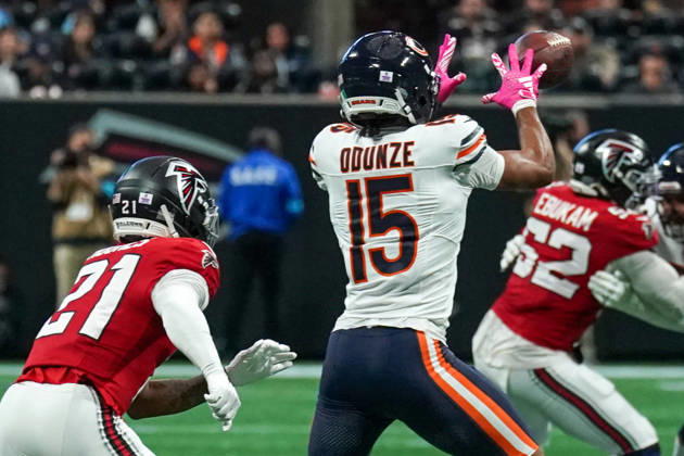October 18, 2026, Atlanta, Georgia, USA: Chicago Bears wide receiver Rome Odunze (15) attempts a catch as Atlanta Falcons cornerback Mike Hughes (21) defends during the game at Mercedes-Benz Stadium. NFL, American Football Herren, USA Chicago Beras At Atlanta Falcons  - ZUMAw109 20261018_fap_w109_015 Copyright: xDebbyxWongx