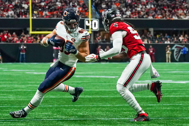 October 18, 2026, Atlanta, Georgia, USA: Chicago Bears tight end Cole Kmet (85) runs with the ball as Atlanta Falcons linebacker Kendal Daniels (53) attempts to tacklet during the game at Mercedes-Benz Stadium. NFL, American Football Herren, USA Chicago Beras At Atlanta Falcons  - ZUMAw109 20261018_fap_w109_018 Copyright: xDebbyxWongx